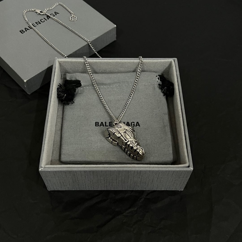 Ba*len*cia*ga necklaces
